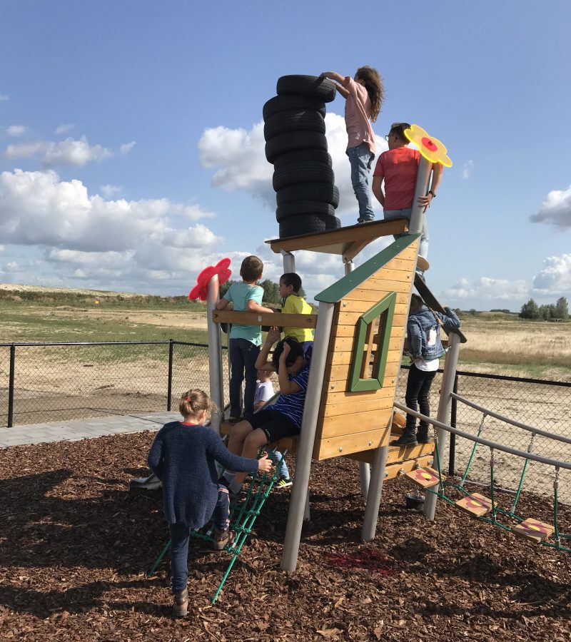 Buiten bij speeltoestel