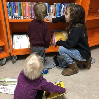 H helpt peuters in bieb